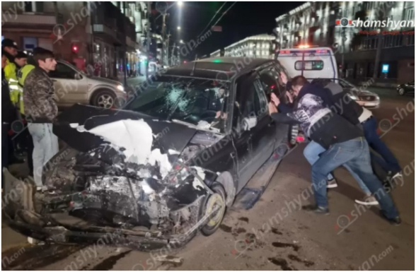 Երևանում բախվել են «Lada Priora»-ն և «Volkswagen Golf»-ը, վերջինն էլ բախվել է կայանված «Volkswagen» -ին․ կա տուժած